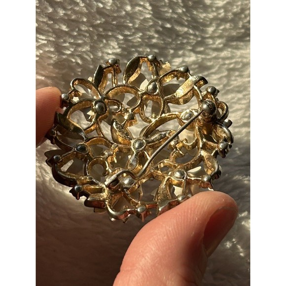 50s Crown Trifari Fleurette Pin Brooch White Enamel Flowers Gold Tone Rare - Picture 7 of 8